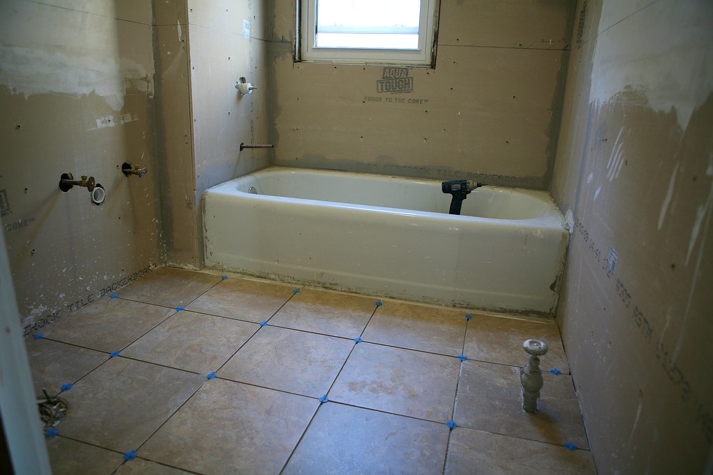 Salle de bain en cours de rénovation, carrelage fraîchement posé